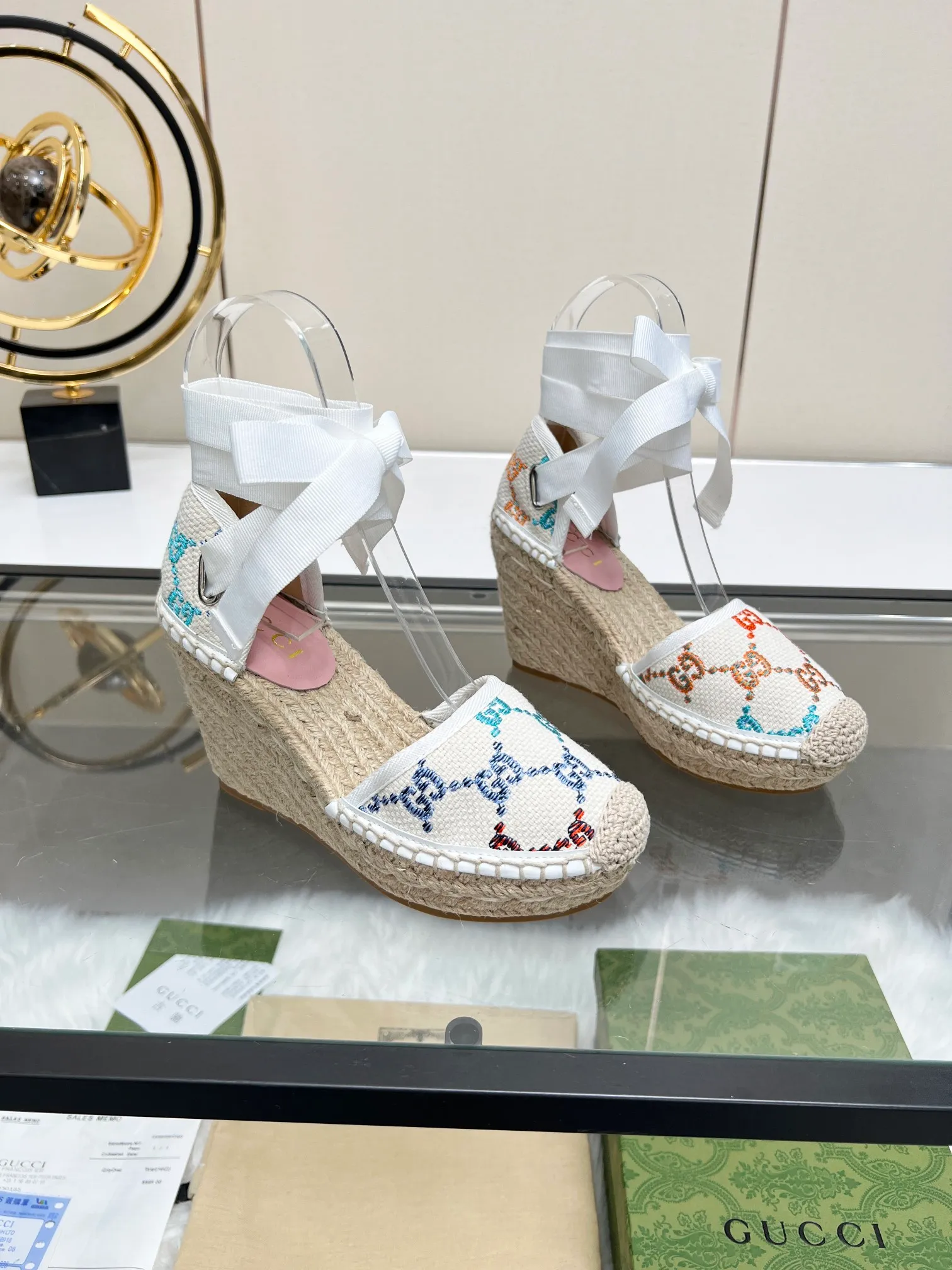 👟👟Ex-factory price 440👟👟 GUCCI wedge fisherman sandals, thick-soled straw, high-end quality, fabric: double G fabric, electric embroidery, lining: mixed sheepskin lining, yardage: 35～42, color: pure white. Dear new and old customers, the picture has been updated, please transfer the image to change. The upgraded version of the wedge heel currently has more than 40 colors. Transfer the image to sell.